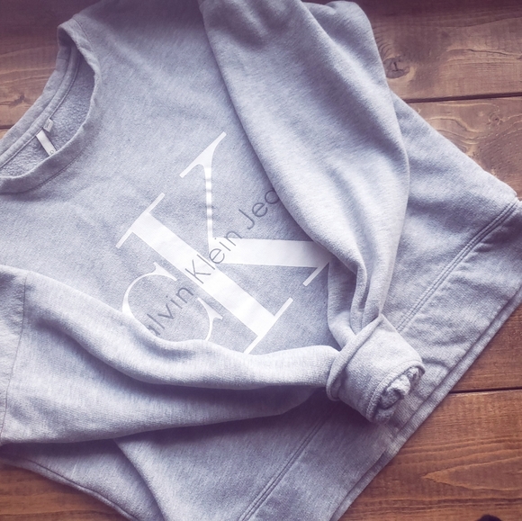 Calvin Klein- Crop Sweatshirt